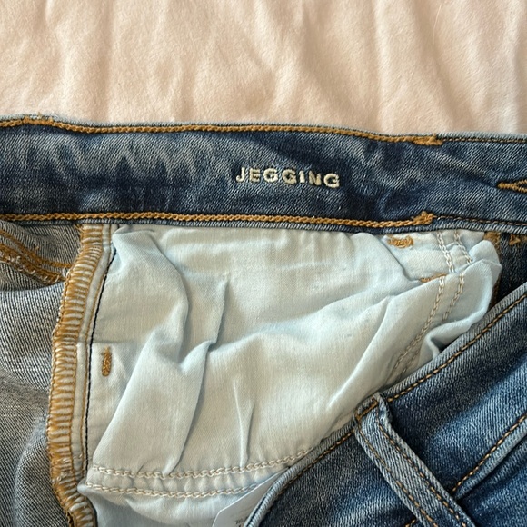 American Eagle medium wash jeans. Size 6 regular - Picture 5 of 8